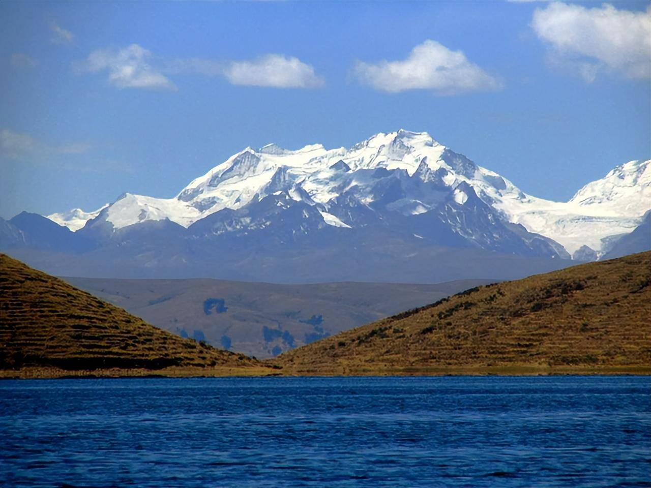 海拔高达3800米,周围雪山环抱,南美洲的的喀喀湖为何终年不冻?