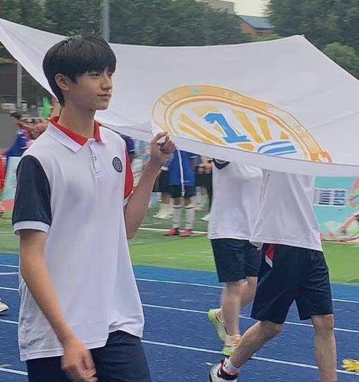 偶遇朱志鑫打篮球,穿校服气质佳,同学镜头下身高有一米八_物料_家族