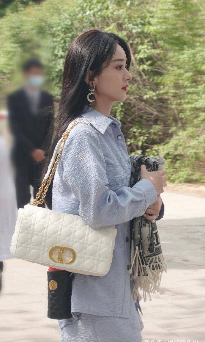 33岁赵丽颖综艺写真照,乌黑秀发 雪白大长腿,画面太美了!