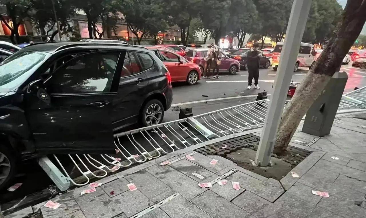 广州男子为发泄情绪故意大街撒钱，开宝马撞人致5死13伤被判死刑（广州男士养生馆招聘信息）