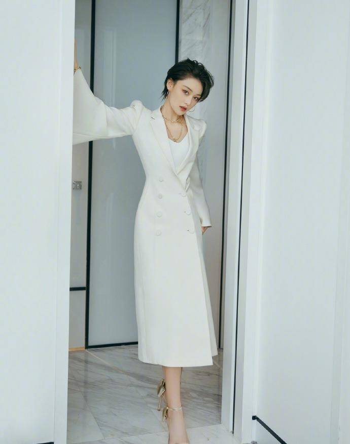 张馨予一袭白裙明艳动人,金属质感项链点缀多了一丝叛逆,很时髦