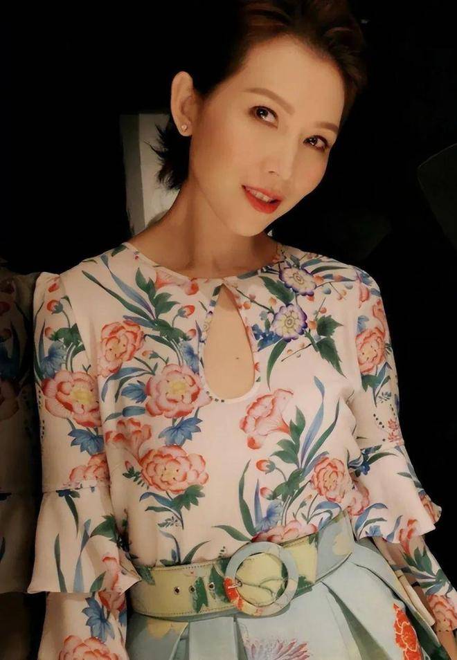 蔡少芬不愧是"港姐"出身,48岁穿旗袍优雅又曼妙,娘娘又惊艳了_女性