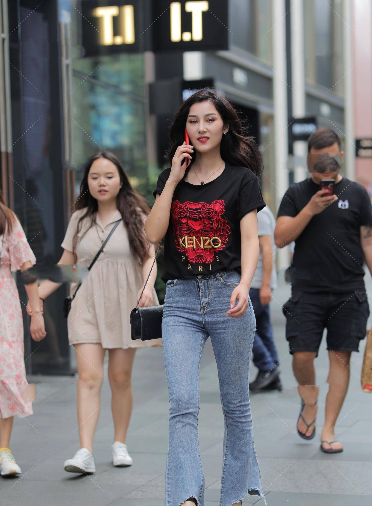 黑色短袖和牛仔短裤的搭配,简单利索经典时