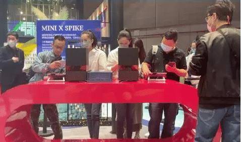原创                宝马mini展台改发放钥匙扣，现场多人排队领取（宝马mini钥匙电池更换图三键）