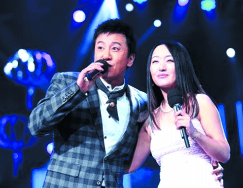 他8次上舞台,作伤被捕不听话,今53岁无人问津,老搭档也断了联系_毛宁