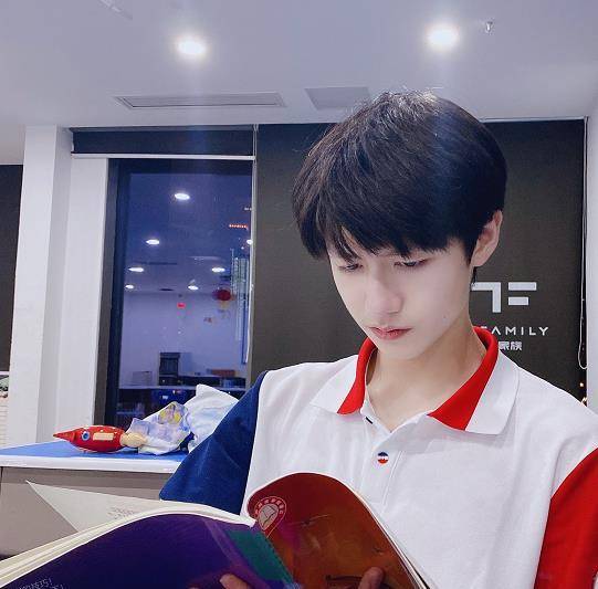 偶遇朱志鑫打篮球,穿校服气质佳,同学镜头下身高有一米八_物料_家族