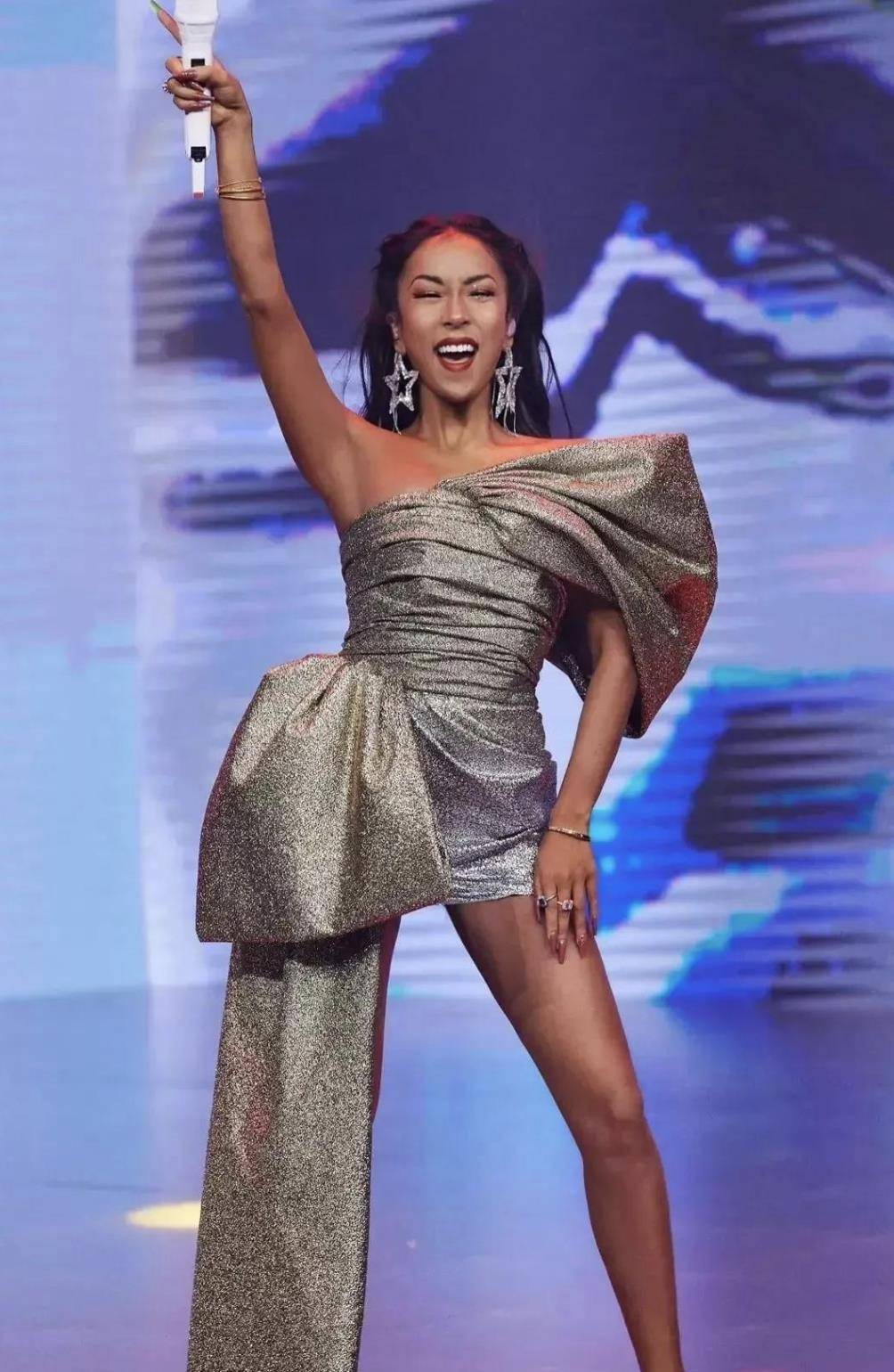 卖惨炫富当小三,吉克隽逸立了10年的"淳朴"人设,终于崩塌了!