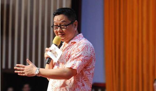 张绍刚,因主持《今日说法》大放异彩,而今他一家三口甜蜜照曝光_吐槽