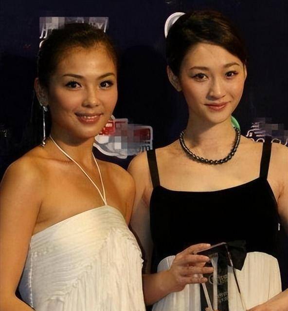 跟周迅合照她白到发光 李小冉直接白到反光就连女神高圆圆和她站在一