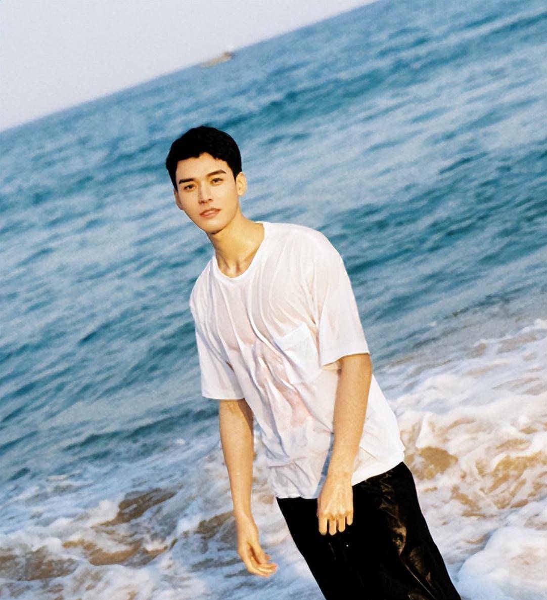 29岁一夜爆红,取代胡歌同框被全网虐,宁静却为何夸他有男子汉_龚俊