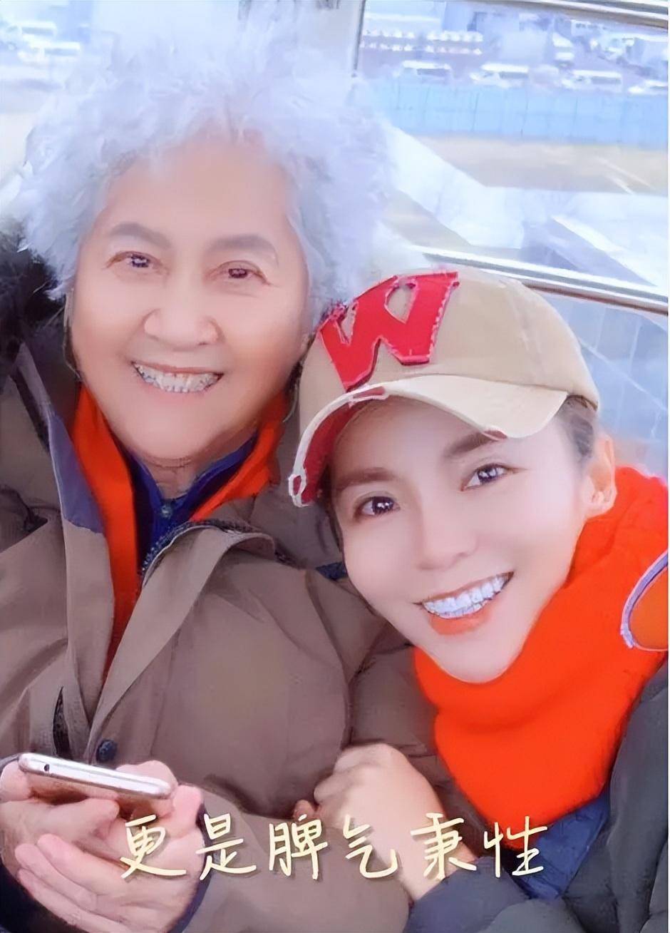 朱迅:四月初二回娘家,和86岁高龄的老母亲在客厅内即兴表演歌舞_视频