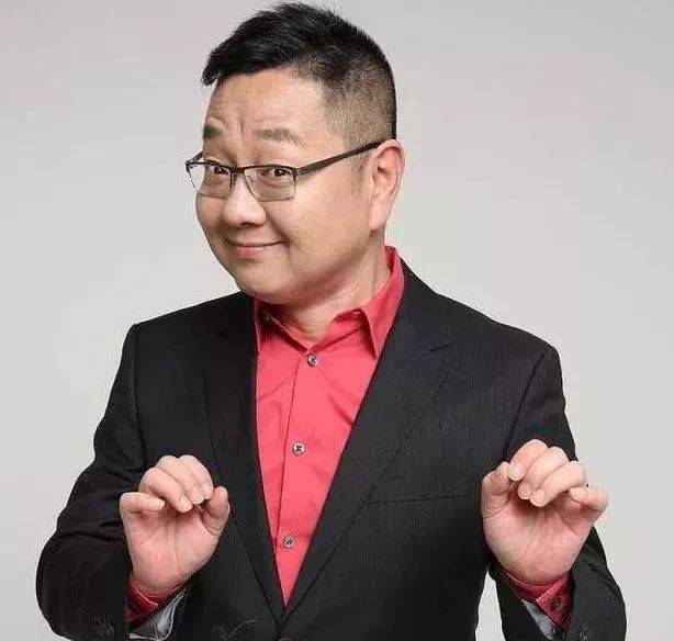 张绍刚,因主持《今日说法》大放异彩,而今他一家三口甜蜜照曝光_吐槽