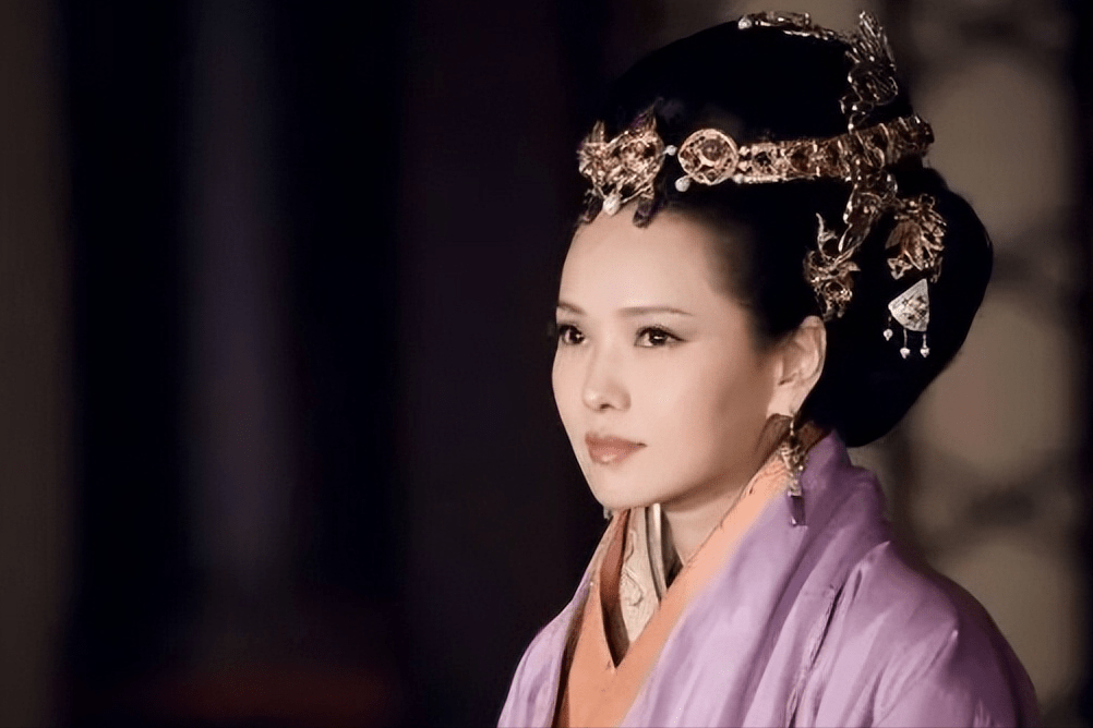 为何世人都怀疑王莽是"穿越者"?你看看他的妻子,穿的是什么?