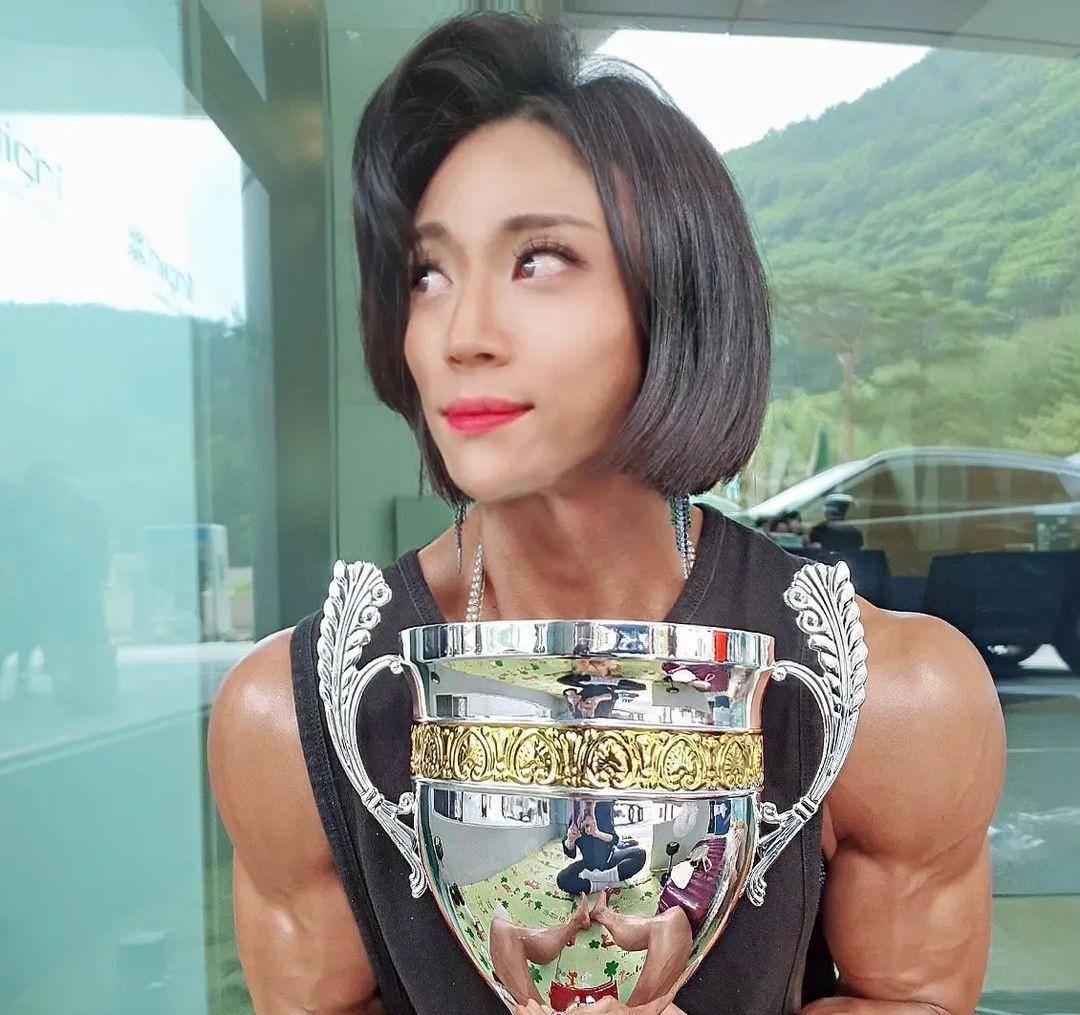 原创优雅非常优雅看不出有40岁的韩国美艳筋肉娘mikyungahn