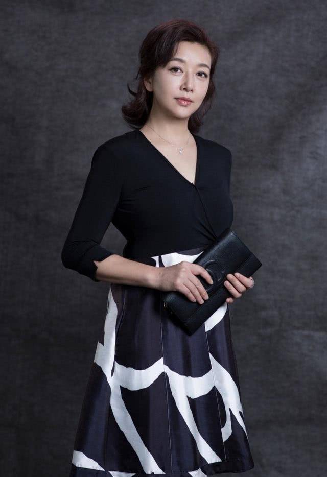 江珊打扮时髦嫩似少女,和女儿同框似姐妹花_女性_休闲_中年