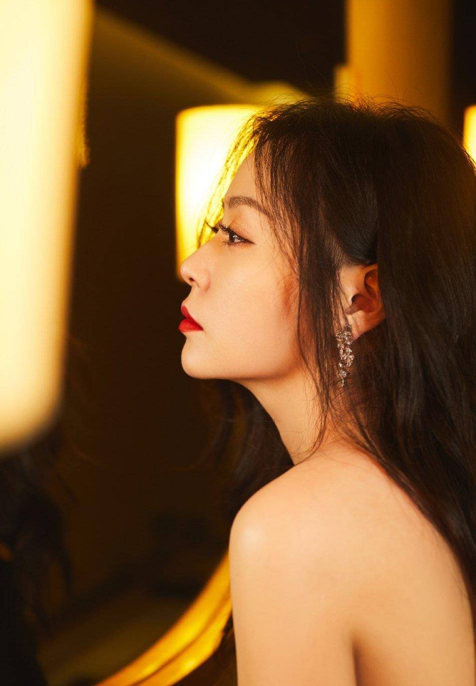 张靓颖身穿紧身黑裙,大秀婀娜身材,大波浪卷发配上红唇