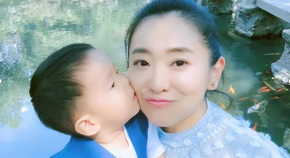 和蔣虎丁克17年的春妮,為何二婚嫁給剛強1年就生下兒子?