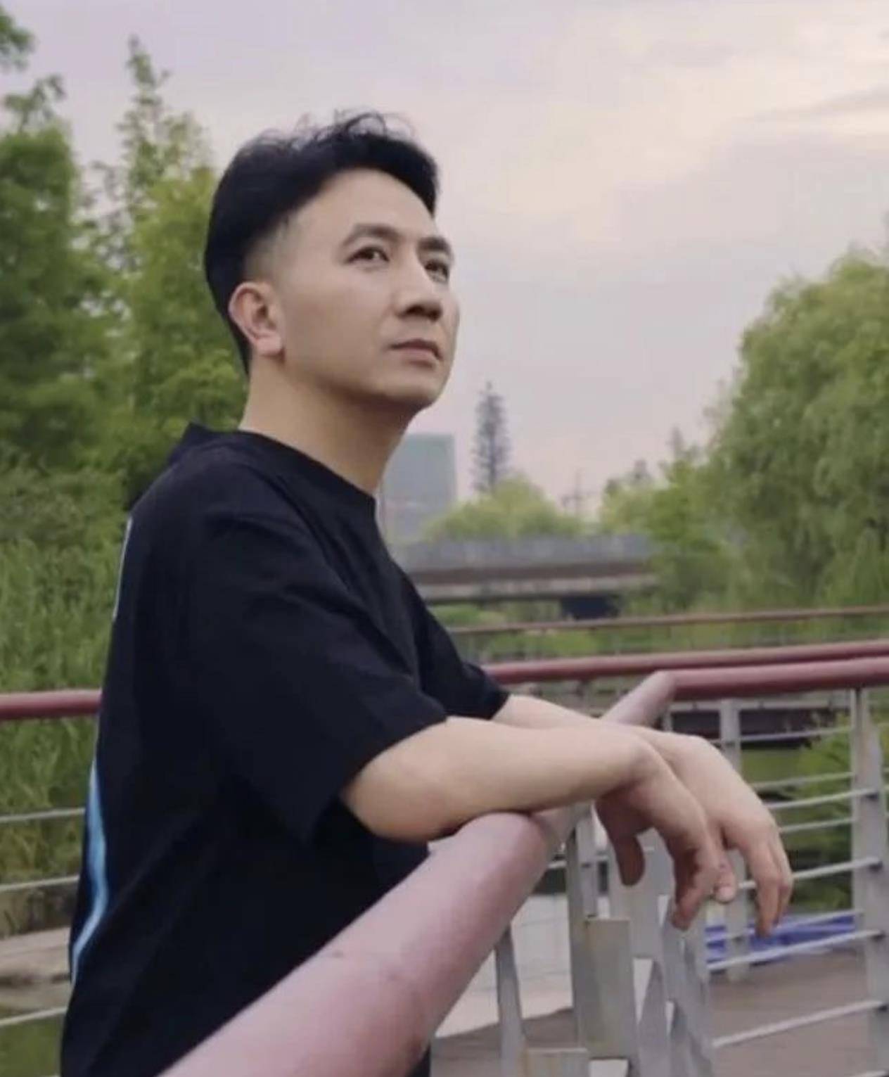 甚至就连三个可爱的孩子也被抛之脑后,因为他已经有了阳阳和暖暖