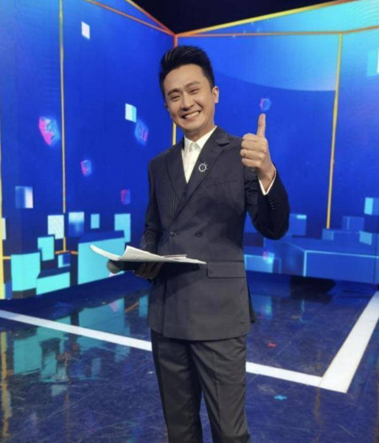 电视主持人杨帆:娶高中同学为妻,婚后生两女,一家四口其乐融融_张蕾