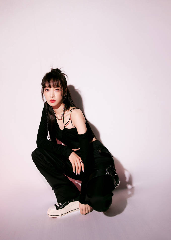 36岁宋茜重回女团时代,穿露脐装扎长辫子,秀出小蛮腰魅力无穷_造型