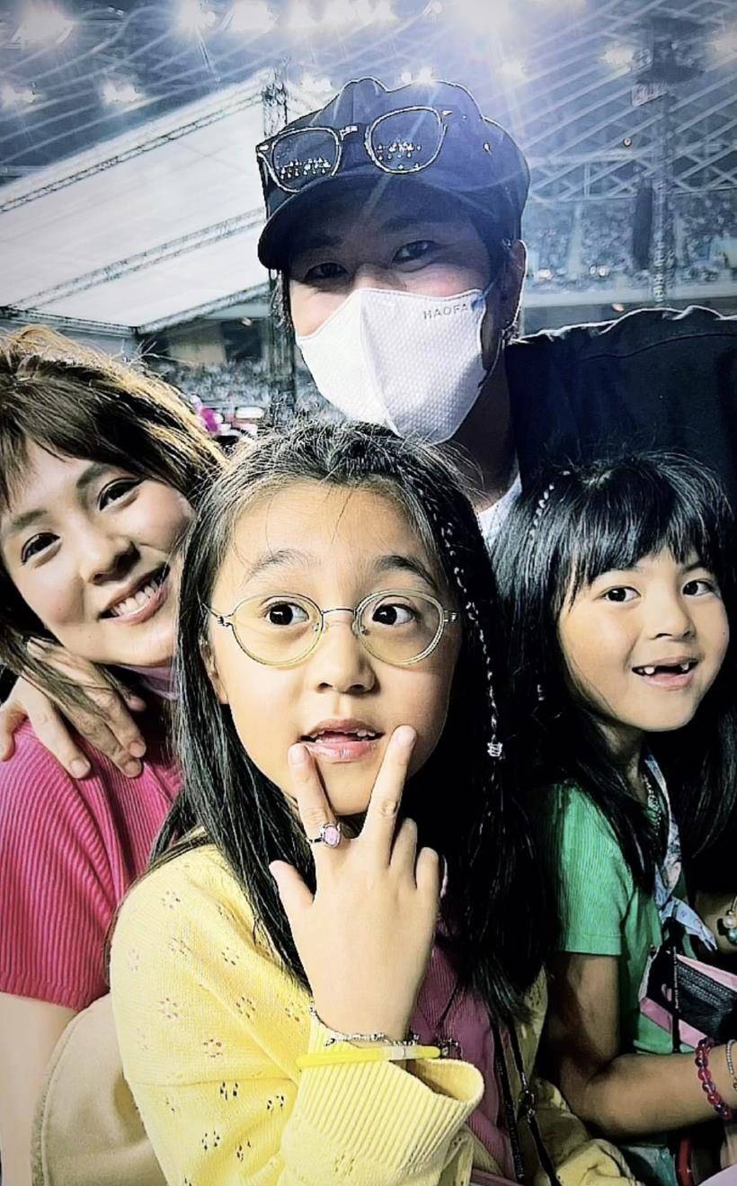 很快,贾静雯的弟弟卫斯理晒出了一张和波波,波妞的合影,照片中还出现