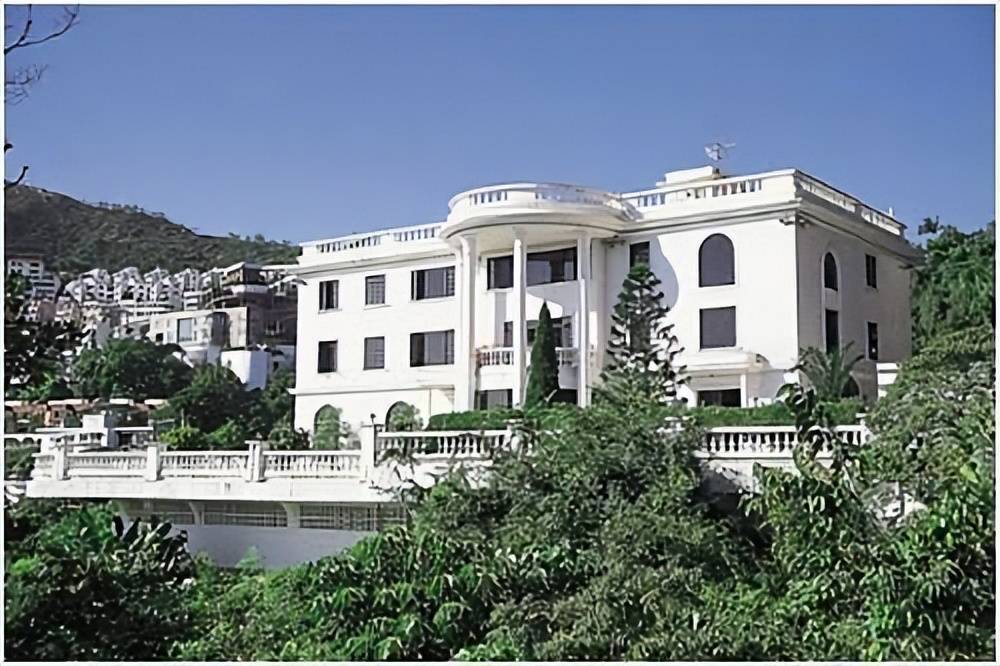 三太太目前也住在这里,何超琼自己的豪宅也是在这里