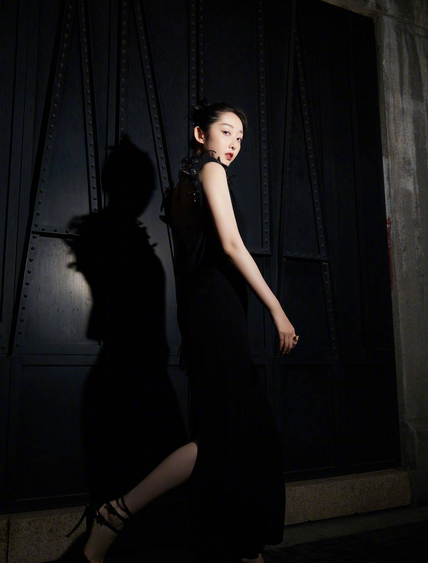 蒋梦婕黑色吊带连衣裙性感美背写真_气质_锁骨_网友