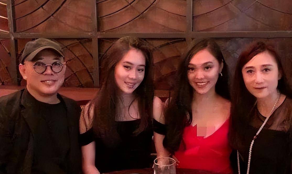 自李连杰和黄秋燕分手后,两个女儿李思和李苔蜜便被交给了李连杰妈妈.