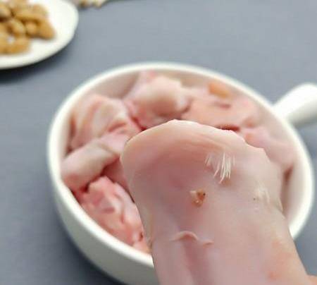 羊蹄上的毛毛焯水过后可以用夹子拔一下.羊蹄切成小段.