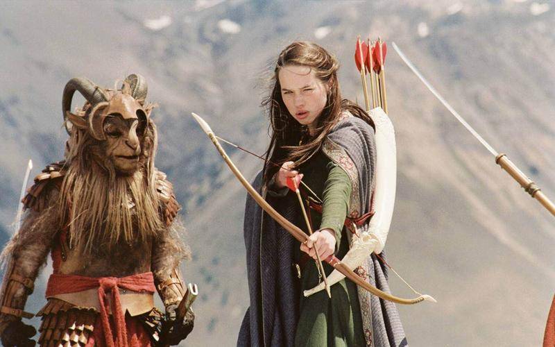 《纳尼亚传奇》系列电影中,是如何展示成长与自我认知的?