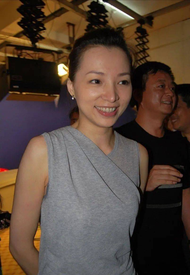 董卿素颜斑多但干净清纯,比普通人漂亮得多,穿紧身裙难掩气质美_显得