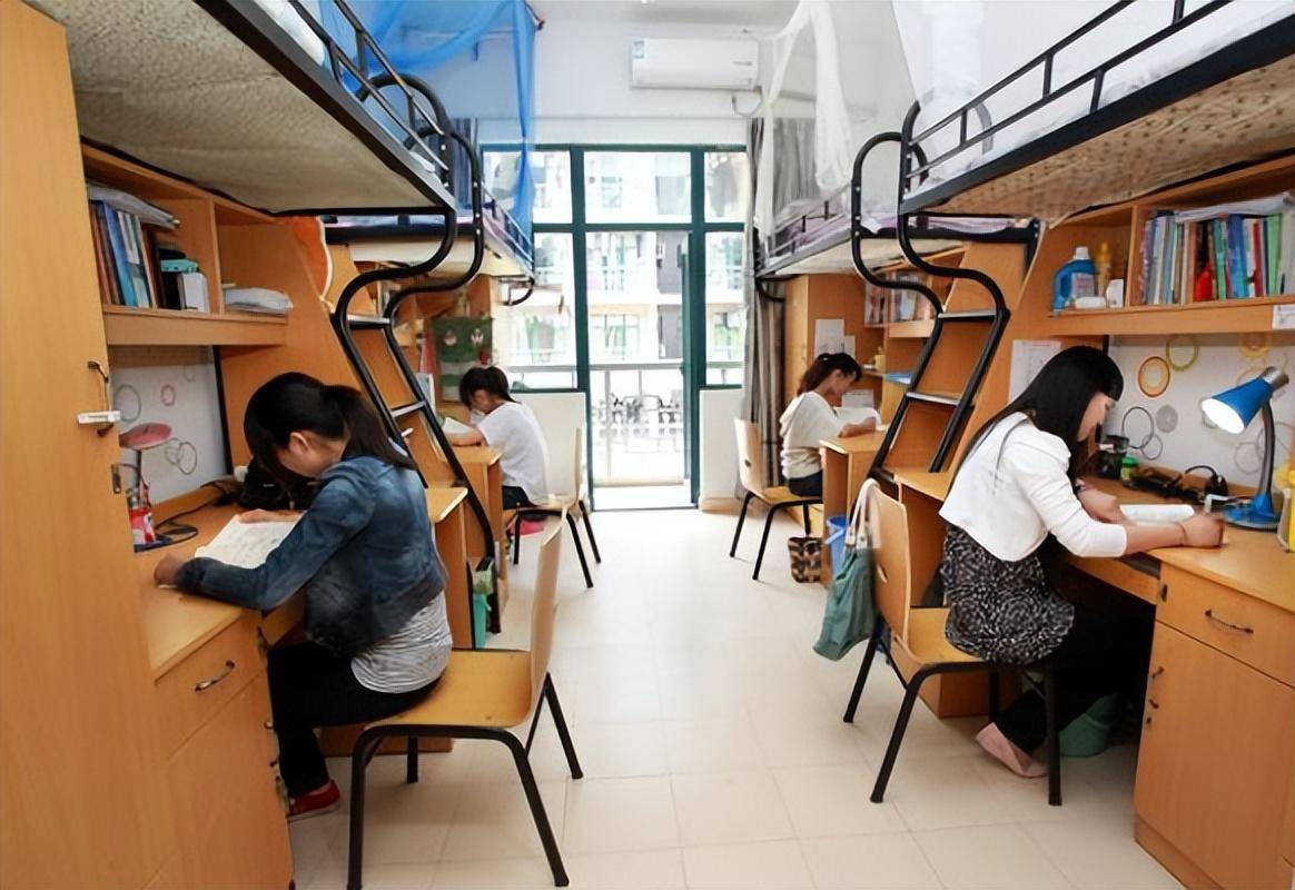 大学生寝室照片网络走红,家长看后很无奈,难怪生活费花不到月底_装饰