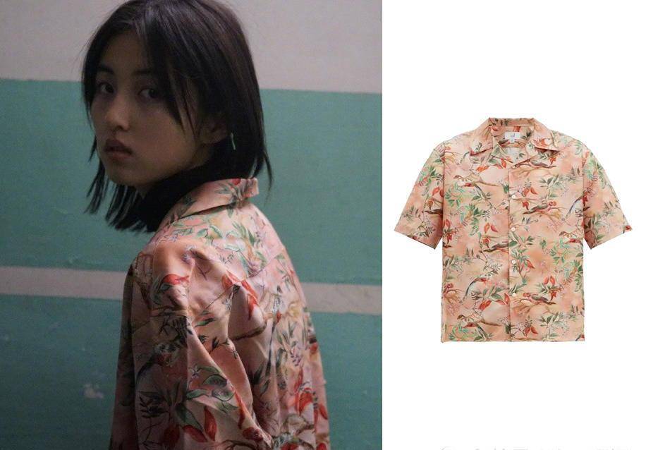 18岁,张子枫第一次穿男装,4000的印花衬衫帅到认不出来,身材配上_姐姐