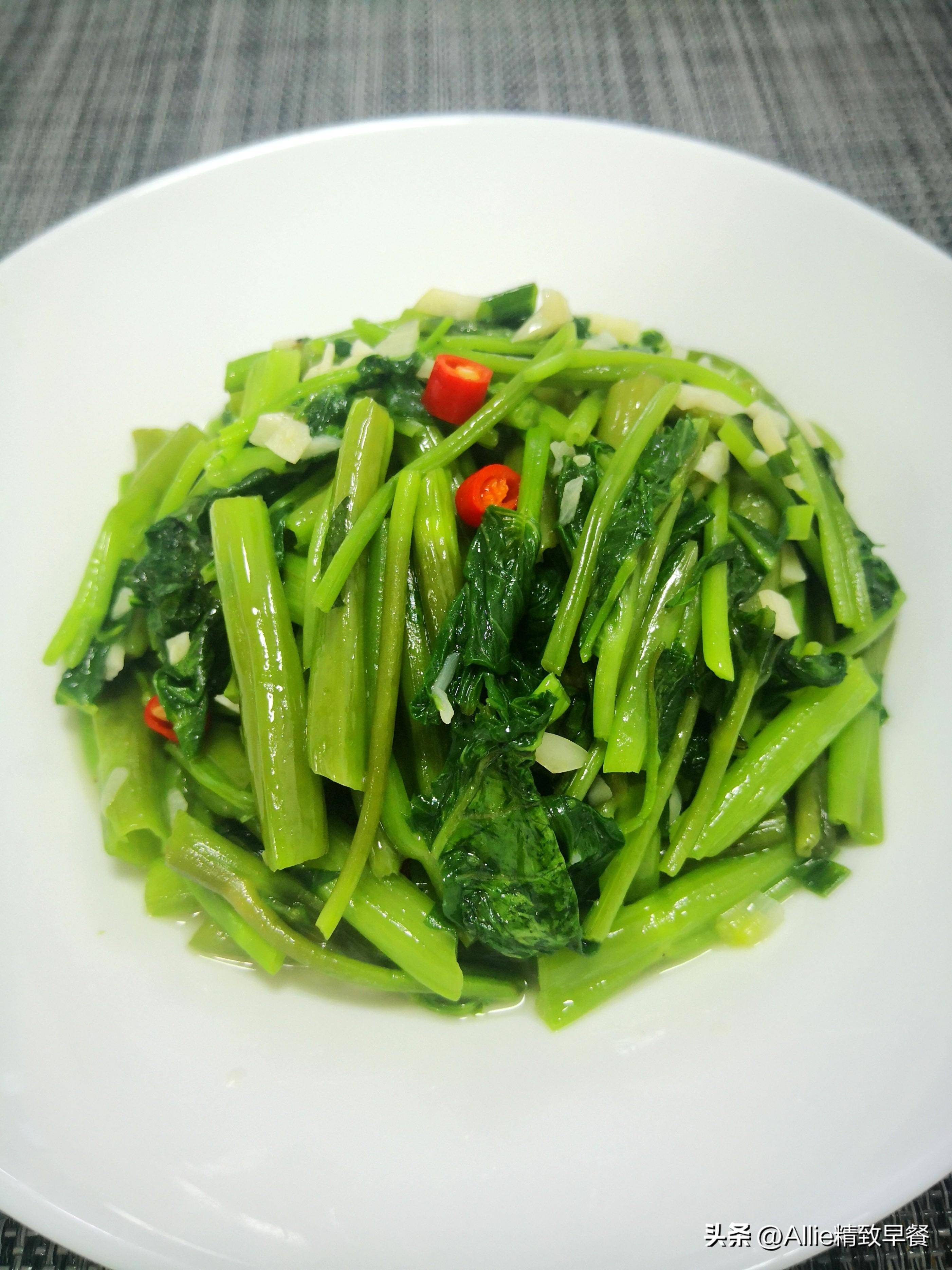 【做法】锅里倒入少许油,倒入葱,蒜,辣椒炒出香味,倒入空心菜,加适量