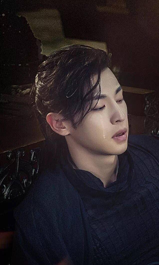 罗云熙肖战龚俊王一博邓伦任嘉伦6位男神落泪,谁的才是神仙落泪_眼泪