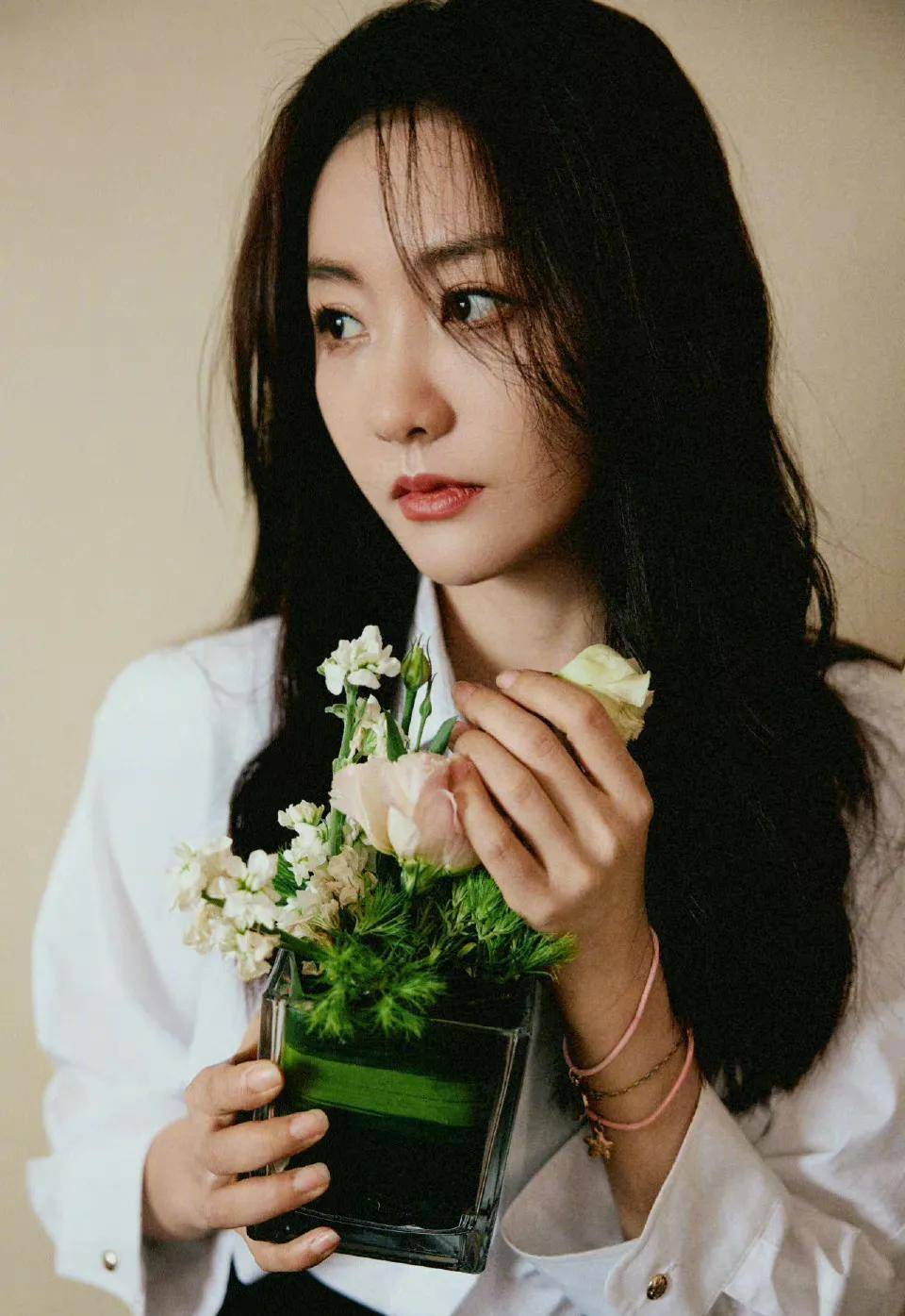 赵丽颖春游自拍,杨幂工作午餐秀,热巴露肩鱼尾裙_杨紫_造型_海鸥