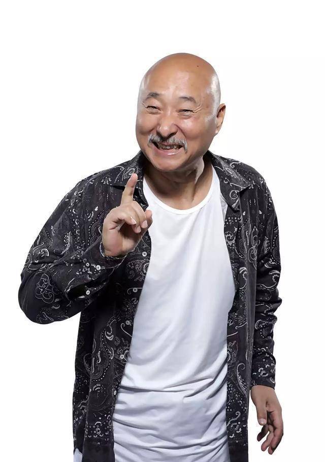 把小品表现的惟妙惟肖陈佩斯靠着丰富的面部表情和肢体动作简单的道具