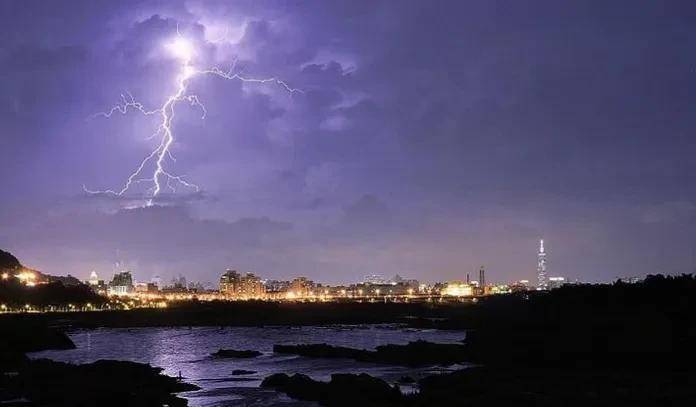 台北101大楼遭雷劈,一道夺目光芒划过,紫光照亮整个台湾!