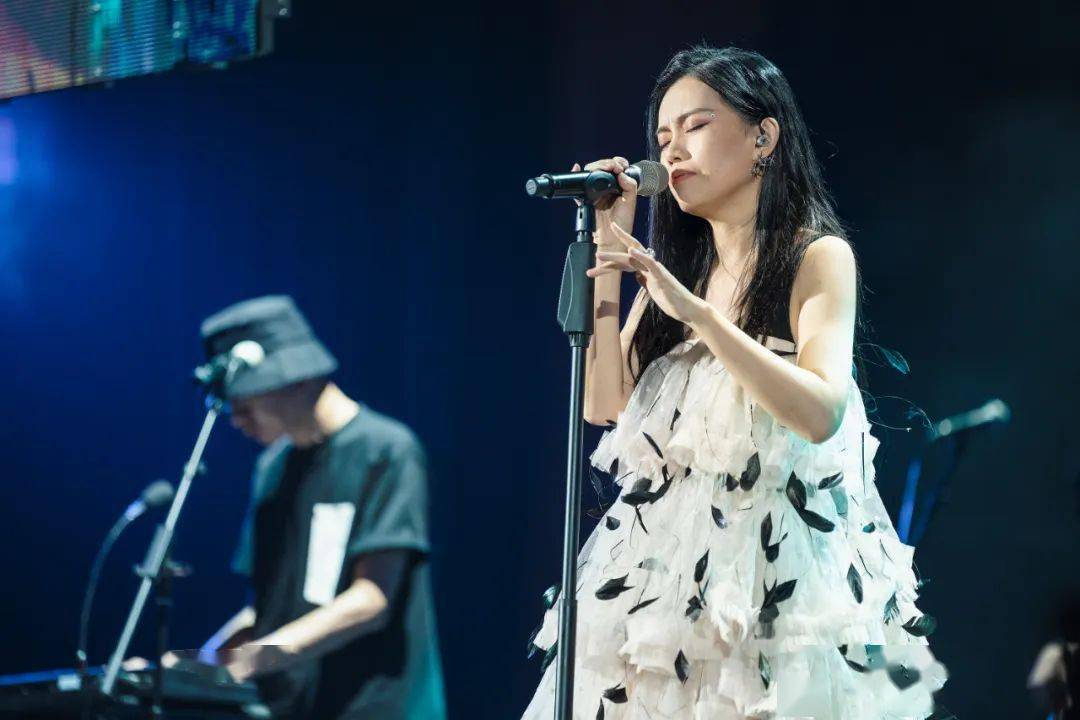 原创38岁女歌手蒋凡离去,乐队称伤因保密,知情人曝是乳腺病离世_网友