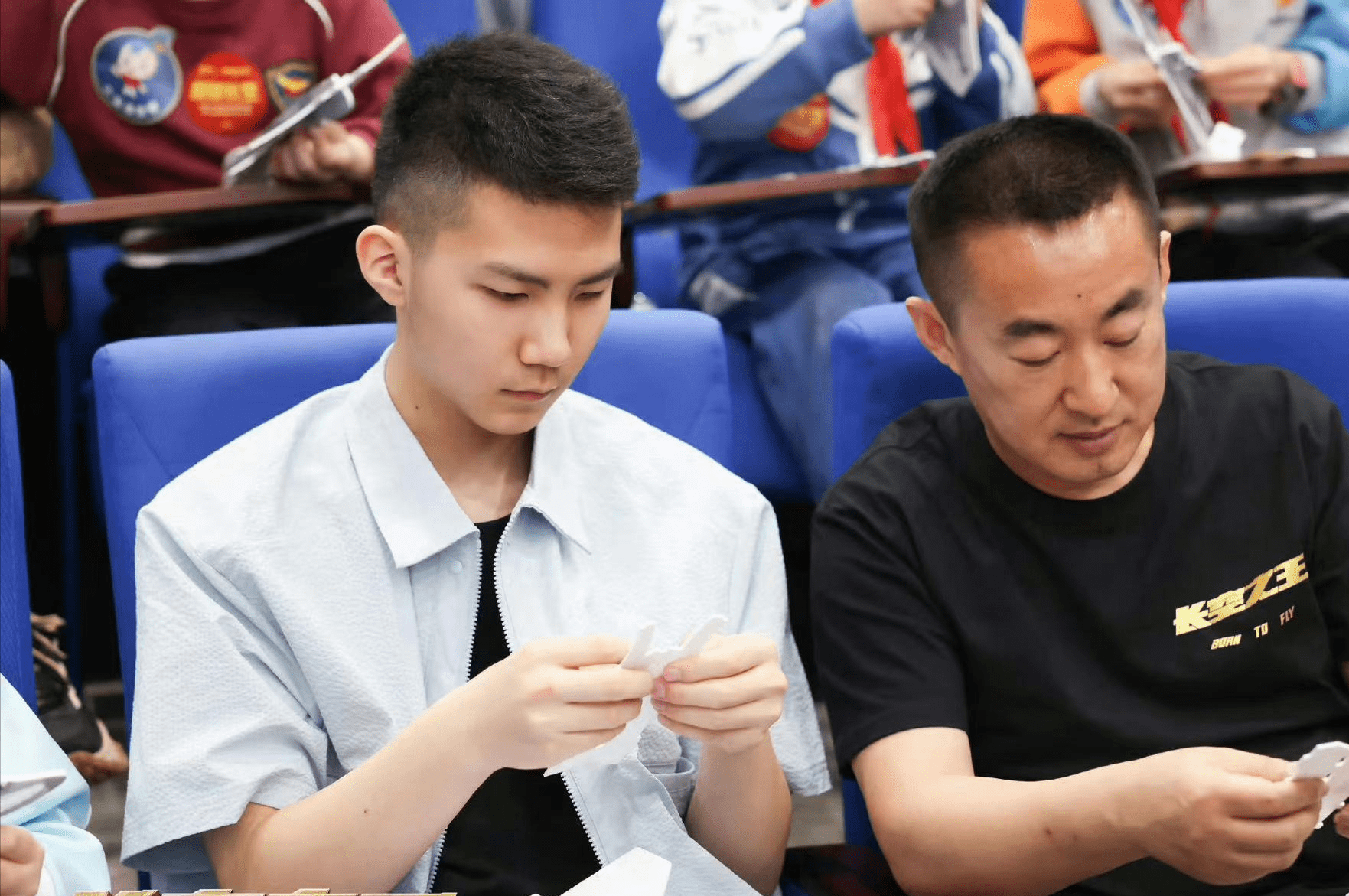 胡军儿子胡皓康真长大了,这颜值和身材太完美了!