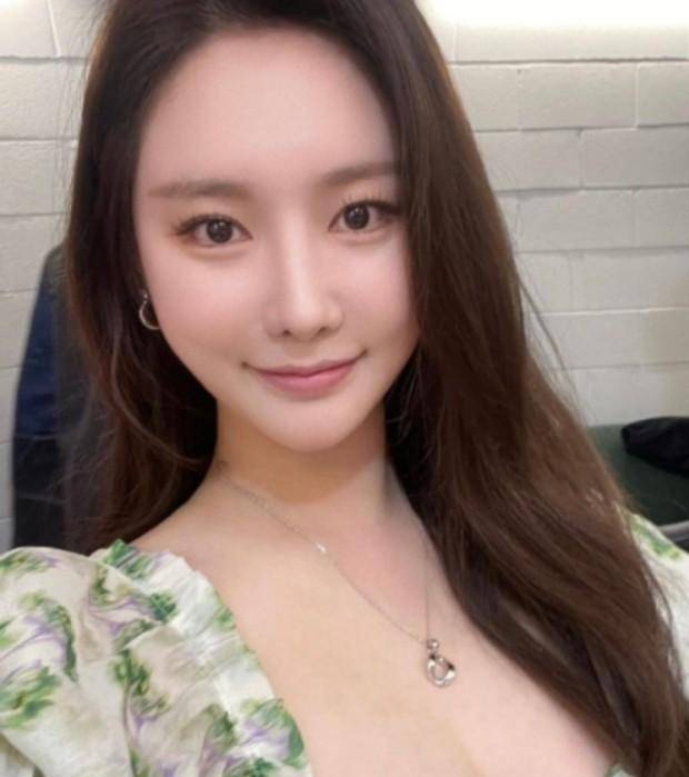 玟莹参与了verbal jint在2021年4月发行的第七张正