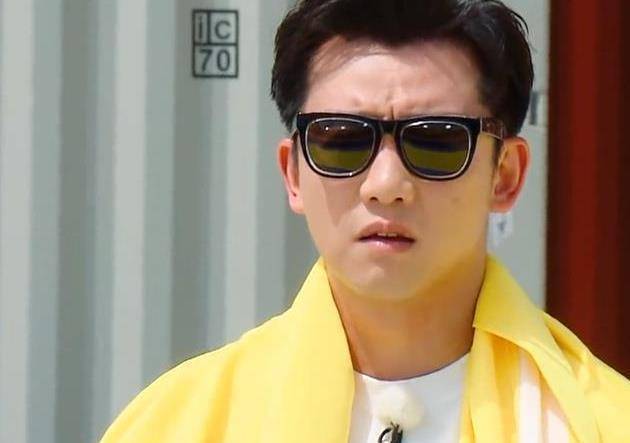 这时angelababy说了句"重量级的啊."紧接着蔡徐坤也说"压轴啊,大咖.