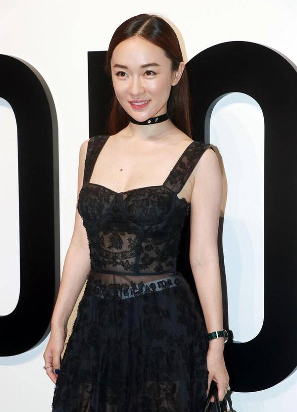 40岁的霍思燕身材依旧火辣,整体状态宛如少女,真让人羡慕_礼服_的设计