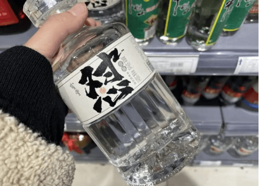 河南一名酒昔日发展艰难,如今携手胖东来强势归来,网友:高调_宝丰