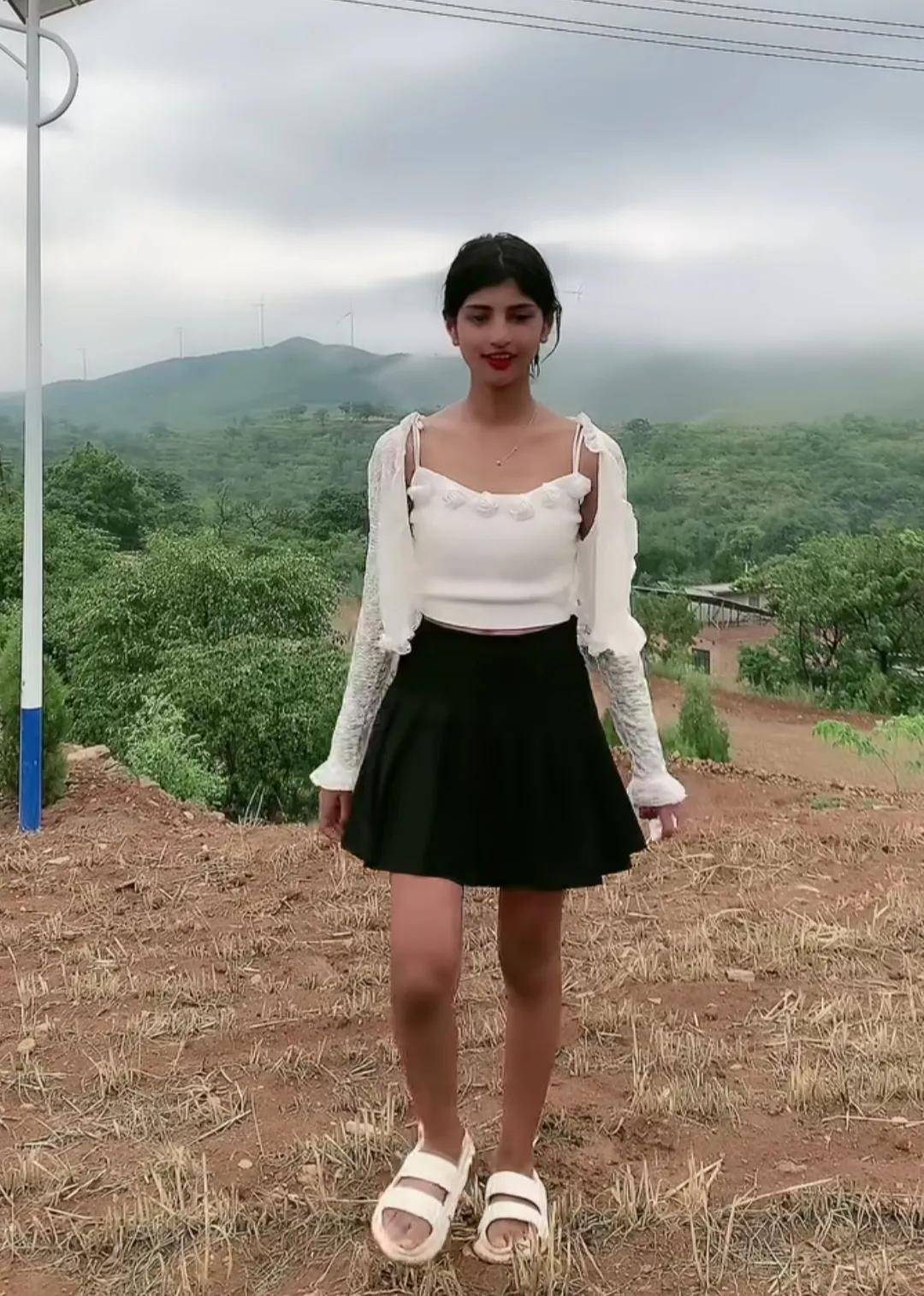 中巴混血小黑妮被一对河南农村夫妇收养,长大后懂得感