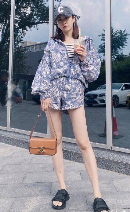 除了身材,刘云的皮肤状态也很好. 她全身白皙,紧致.