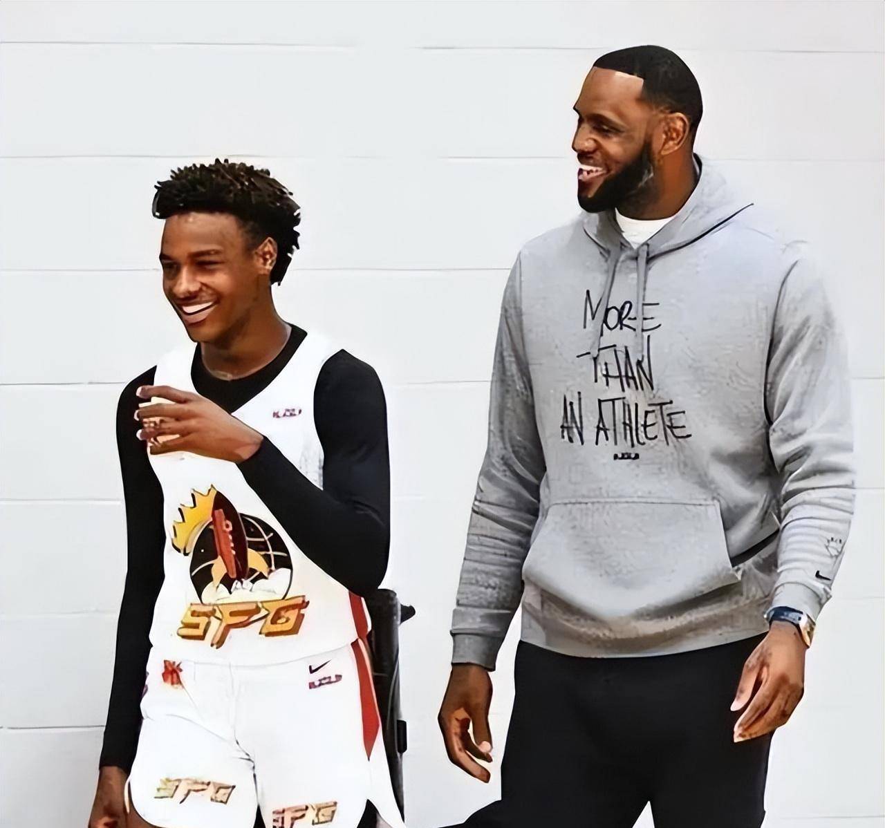 詹姆斯父子同台指日可待,大儿子布朗尼耐克巅峰赛表现不俗_篮板_nba