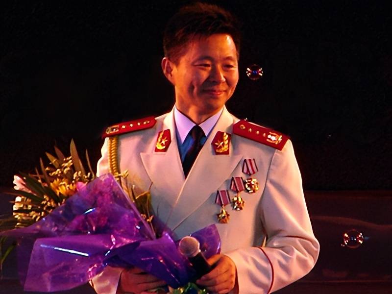 著名歌唱家王宏伟:4岁丧父,母亲守寡51年,他的反哺让人泪奔_李秀兰_带