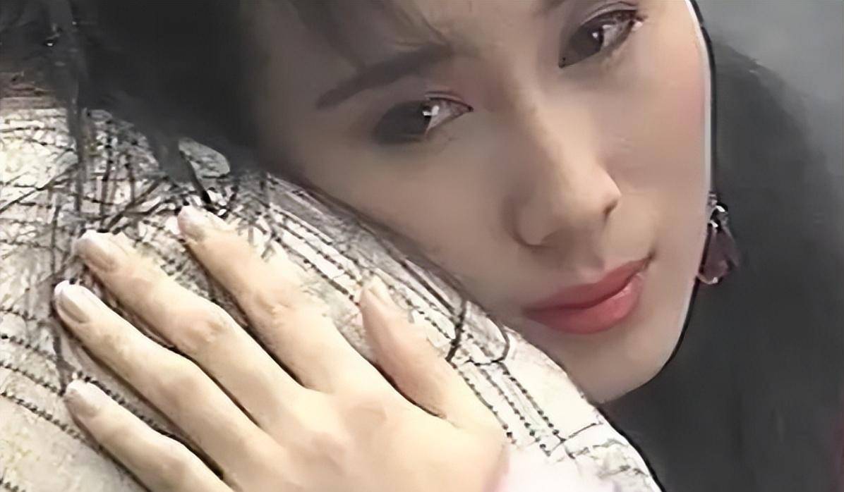 女主演却卖身新加坡10年,换国籍还离婚_丁岚_事业_李连杰