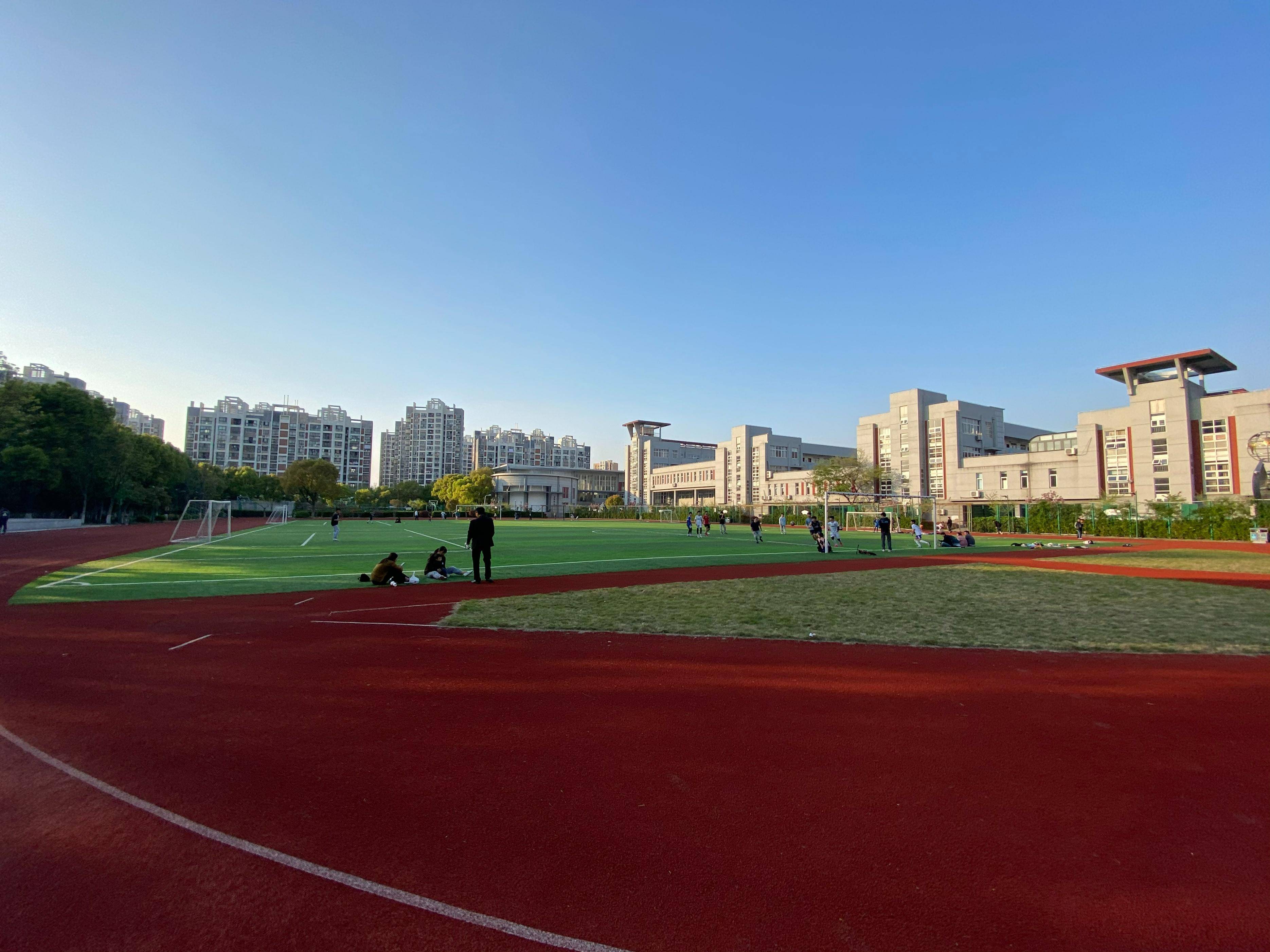 嘉定公交旅游—外冈中学篮球,足球,健身场地(免费)_周边_路中_时尚